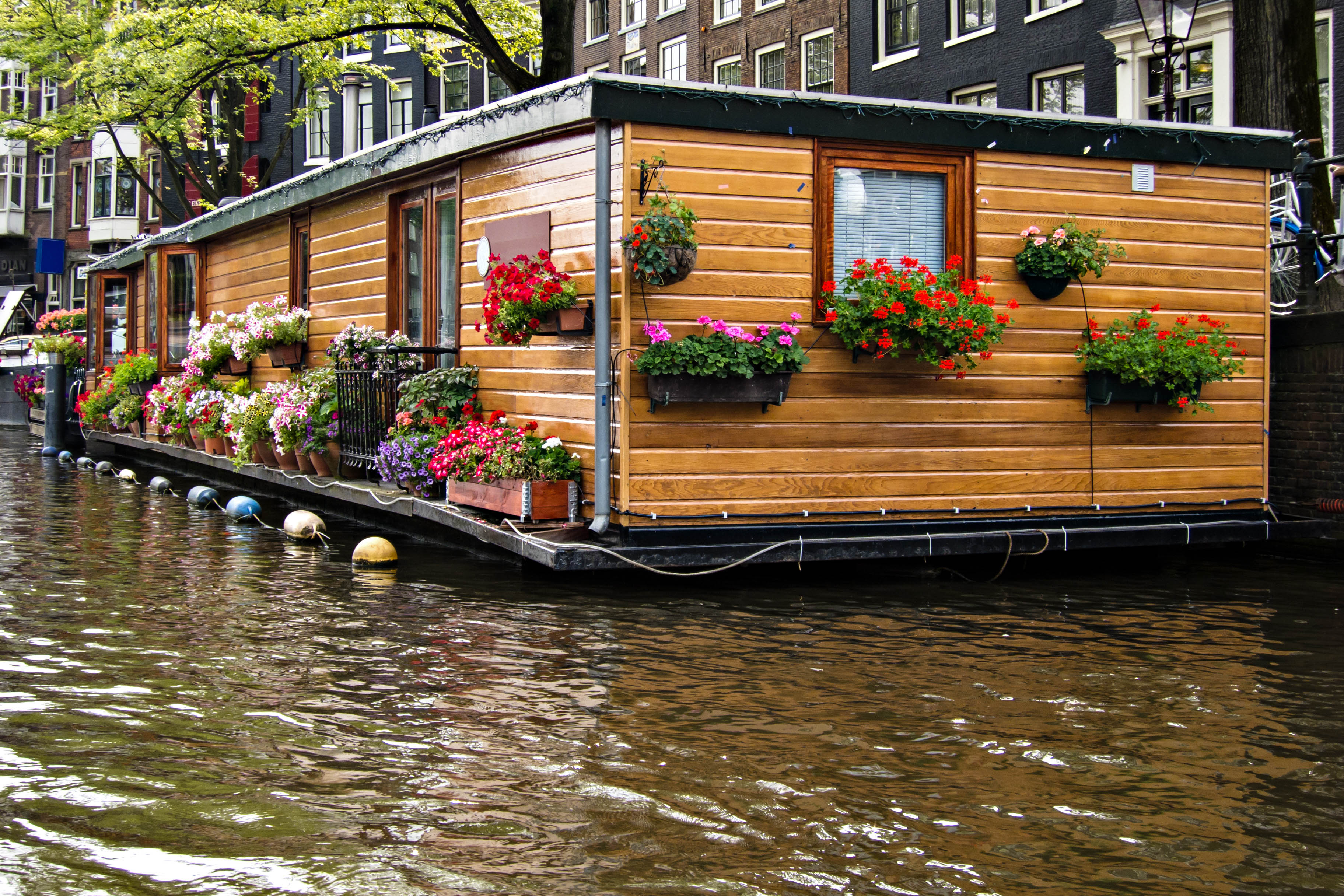 Diese Hausboote in Amsterdam sind einfach fantastisch! Urlaubsguru.de