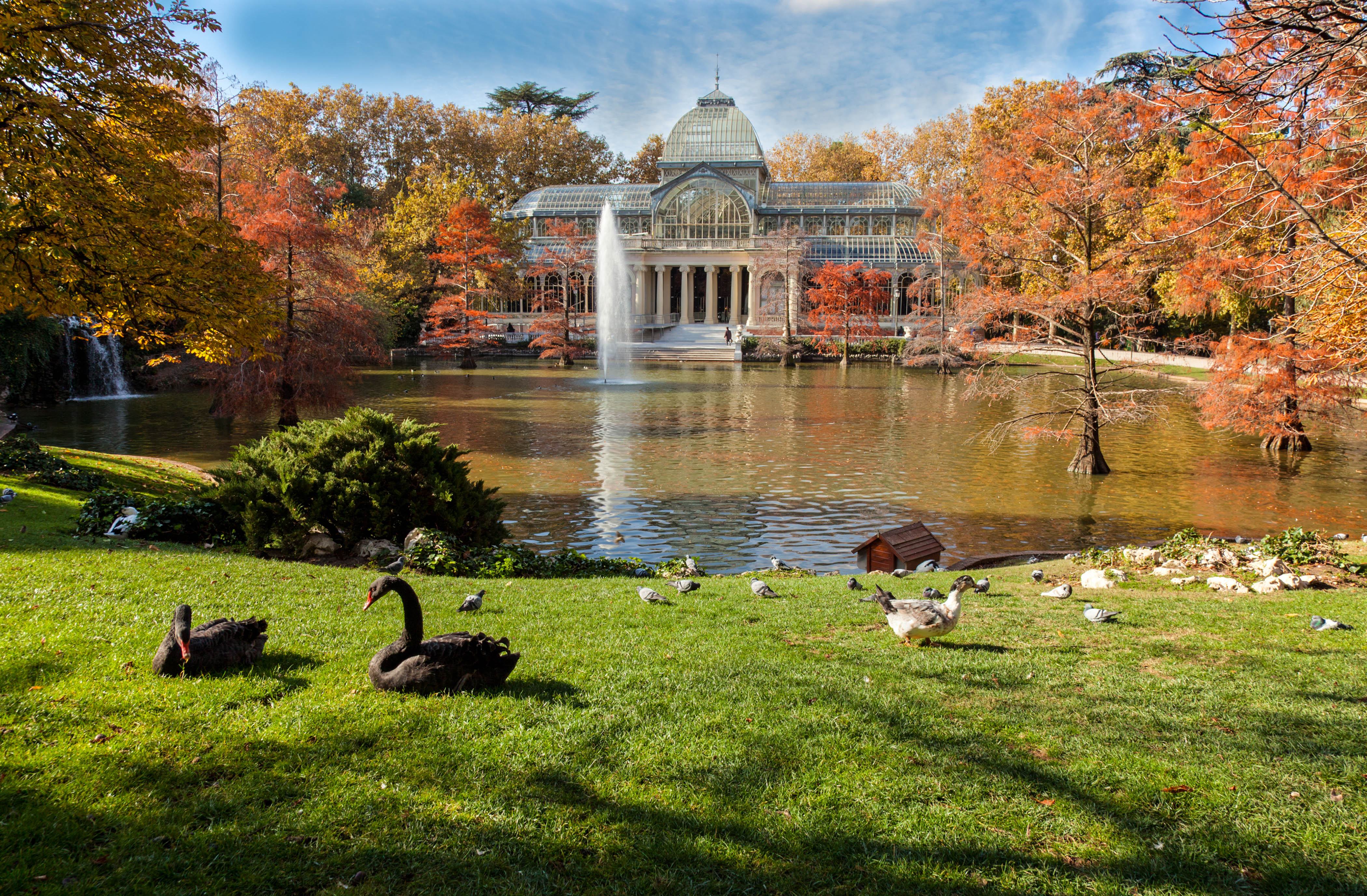 a crystal palace in retiro park madrid istock_18593652_large 2