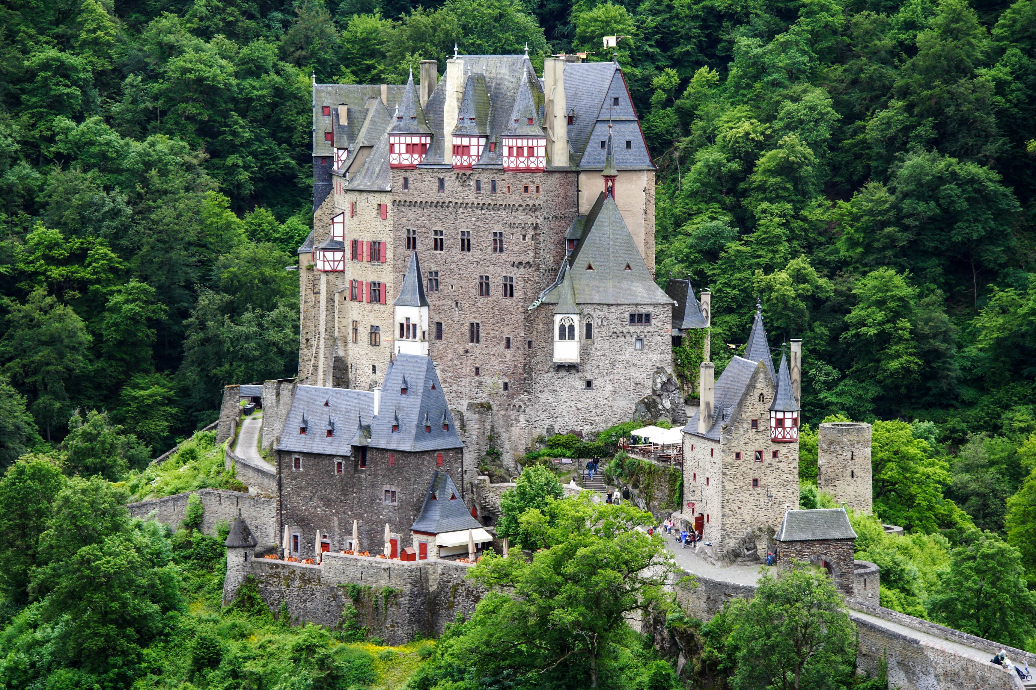 burg-eltz-landmark-medieval-castle-at-the-rhine-valley-germany
