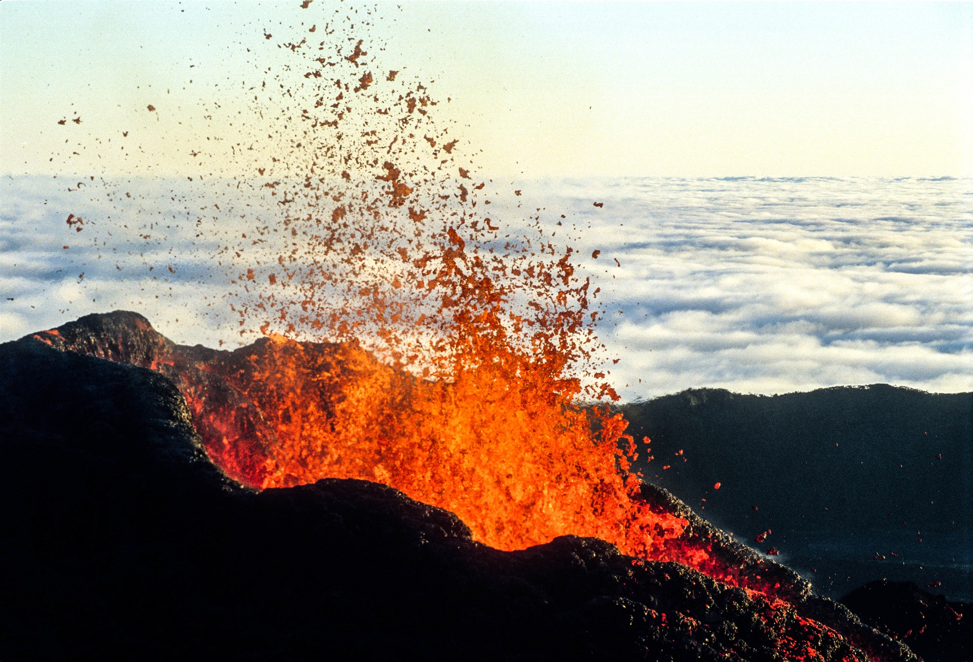 vulkan eruption lava insel reunion istock_000002159753_large 21