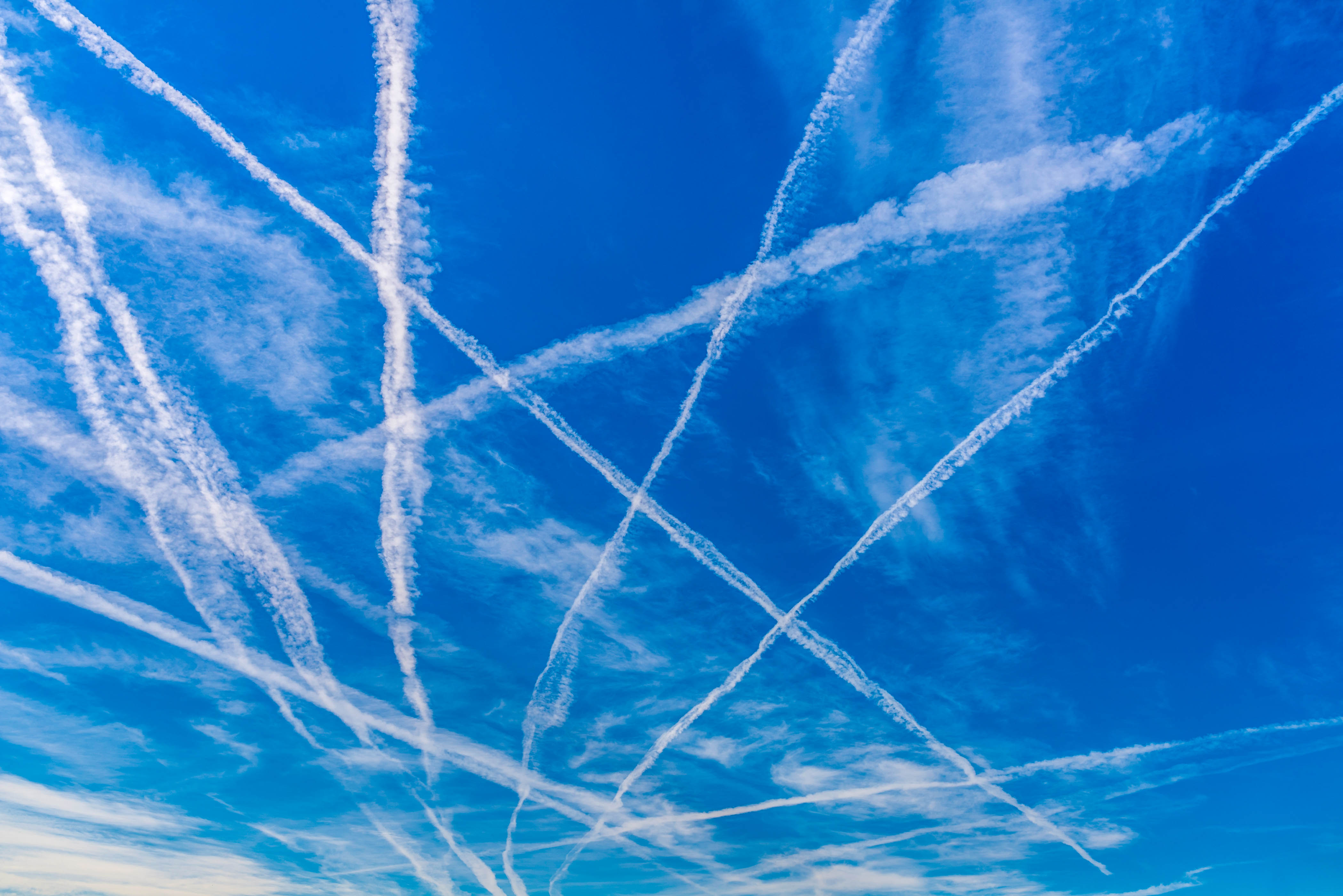 Weiße Streifen an blauem Himmel , Chemtrail Theorie