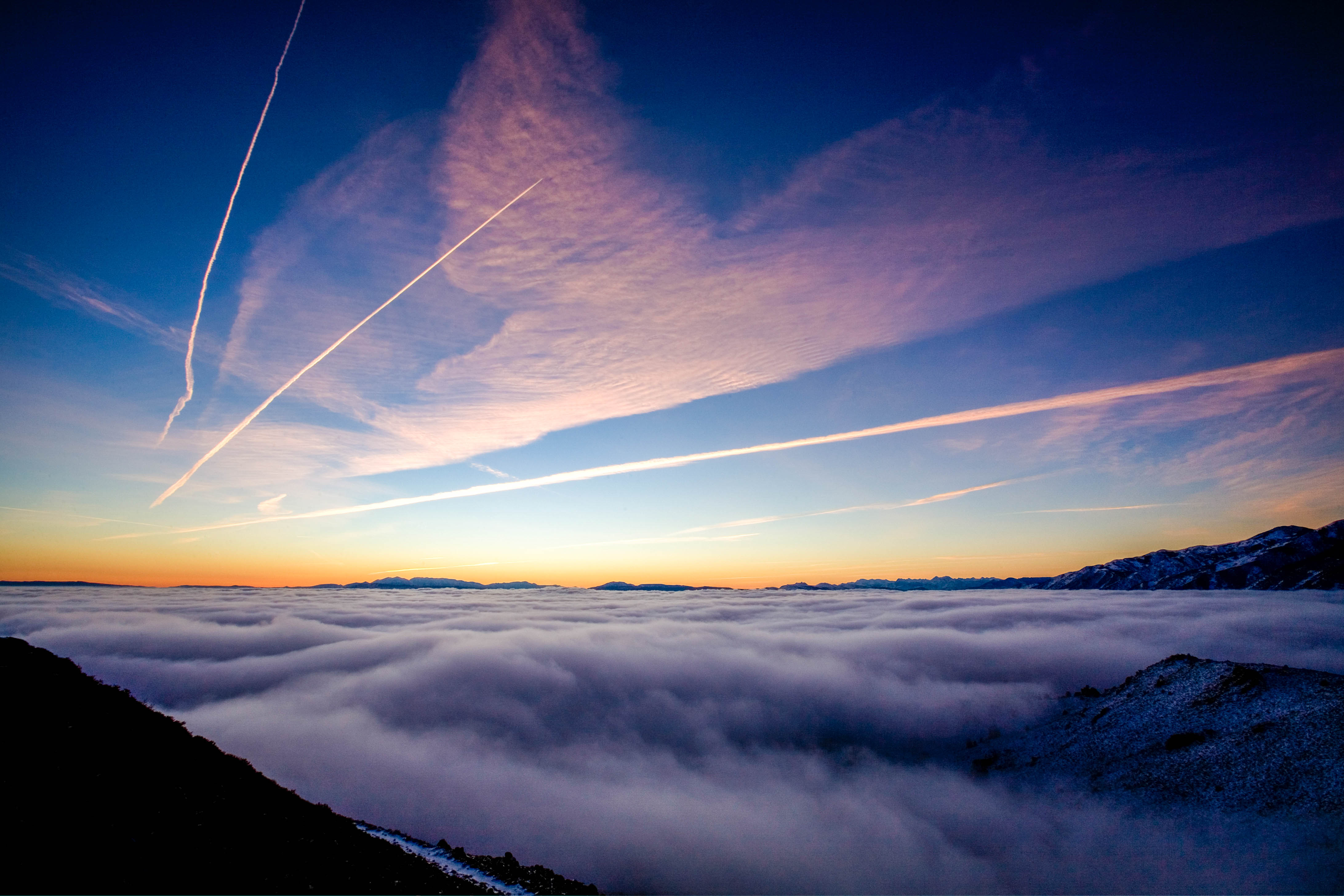 Chemtrail Theorie, Himmel mit Dunststreifen