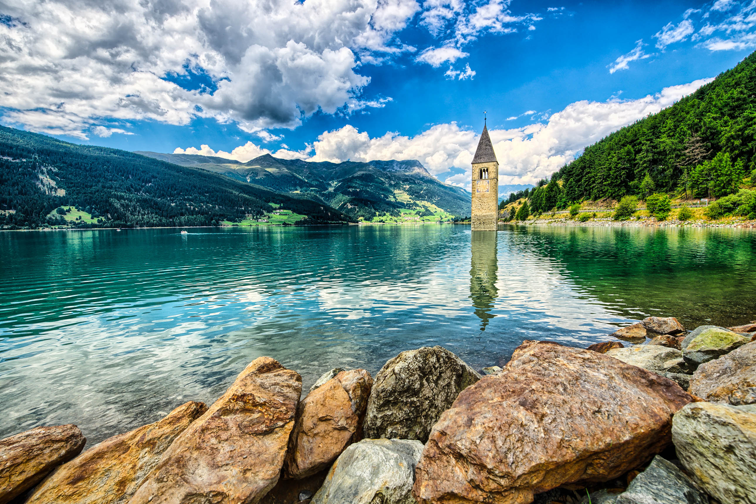 Italiens versunkene Stadt, Reschensee, Resia Lake, Südtirol, Italien