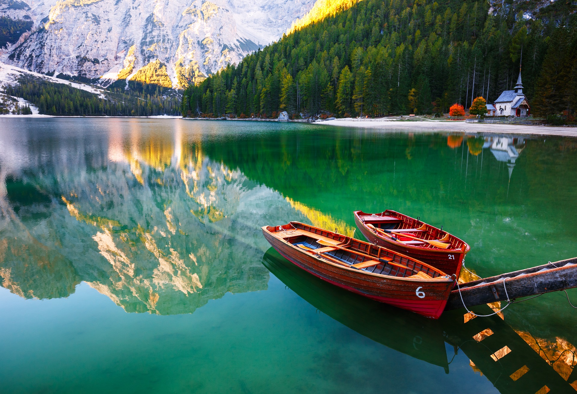 Idyllischer Pragser Wildsee in Südtirol, Italien.