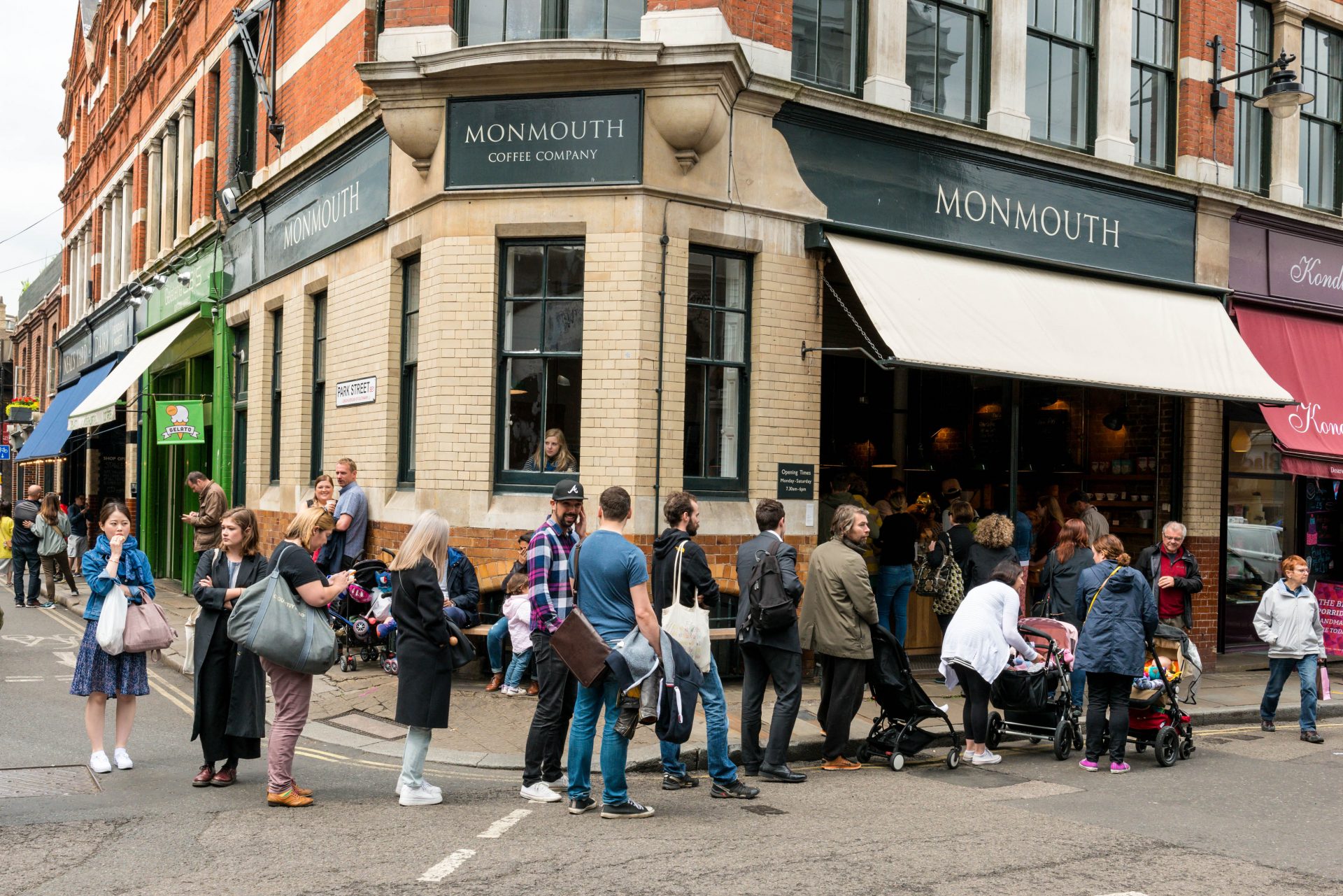 Die Londoner haben kein Problem damit, für einen Coffee to go so lange anzustehen