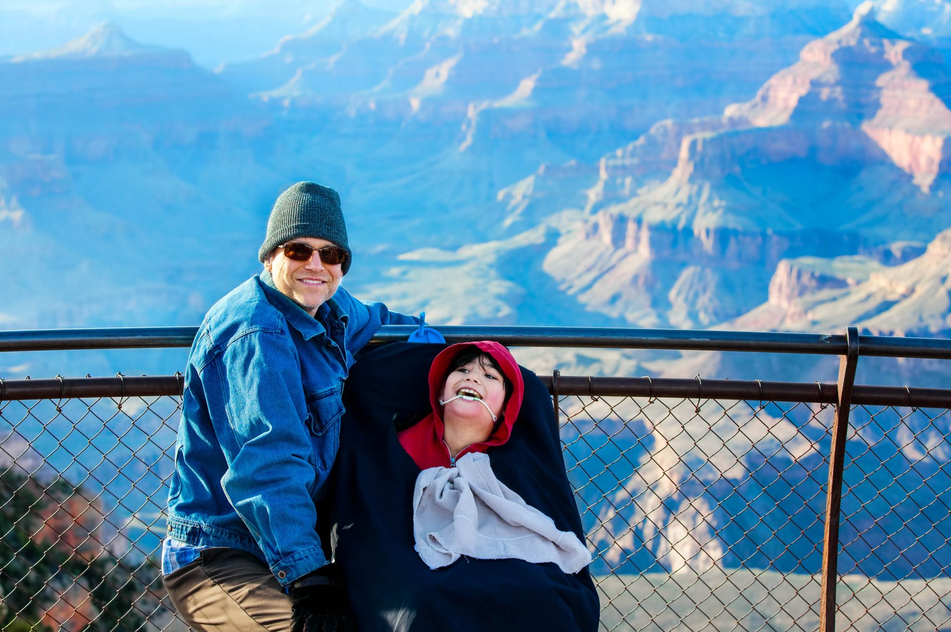 Vater und Sohn im Rollstuhl am Grand Canyon Vater und Sohn im Rollstuhl am Grand Canyon