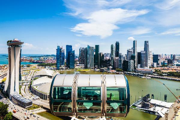 De skyline van Singapore