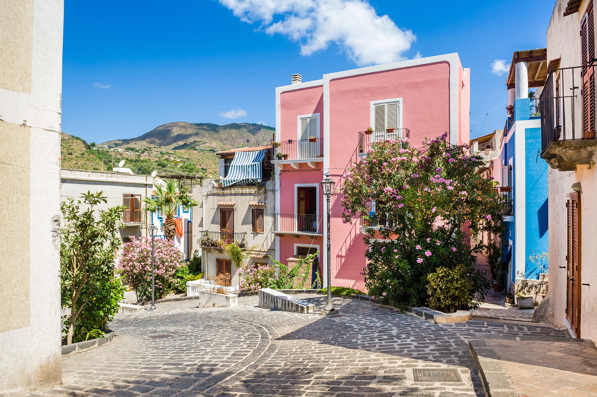 Die bunten Häuser in der Innenstadt von Lipari sind ein echter Hingucker.