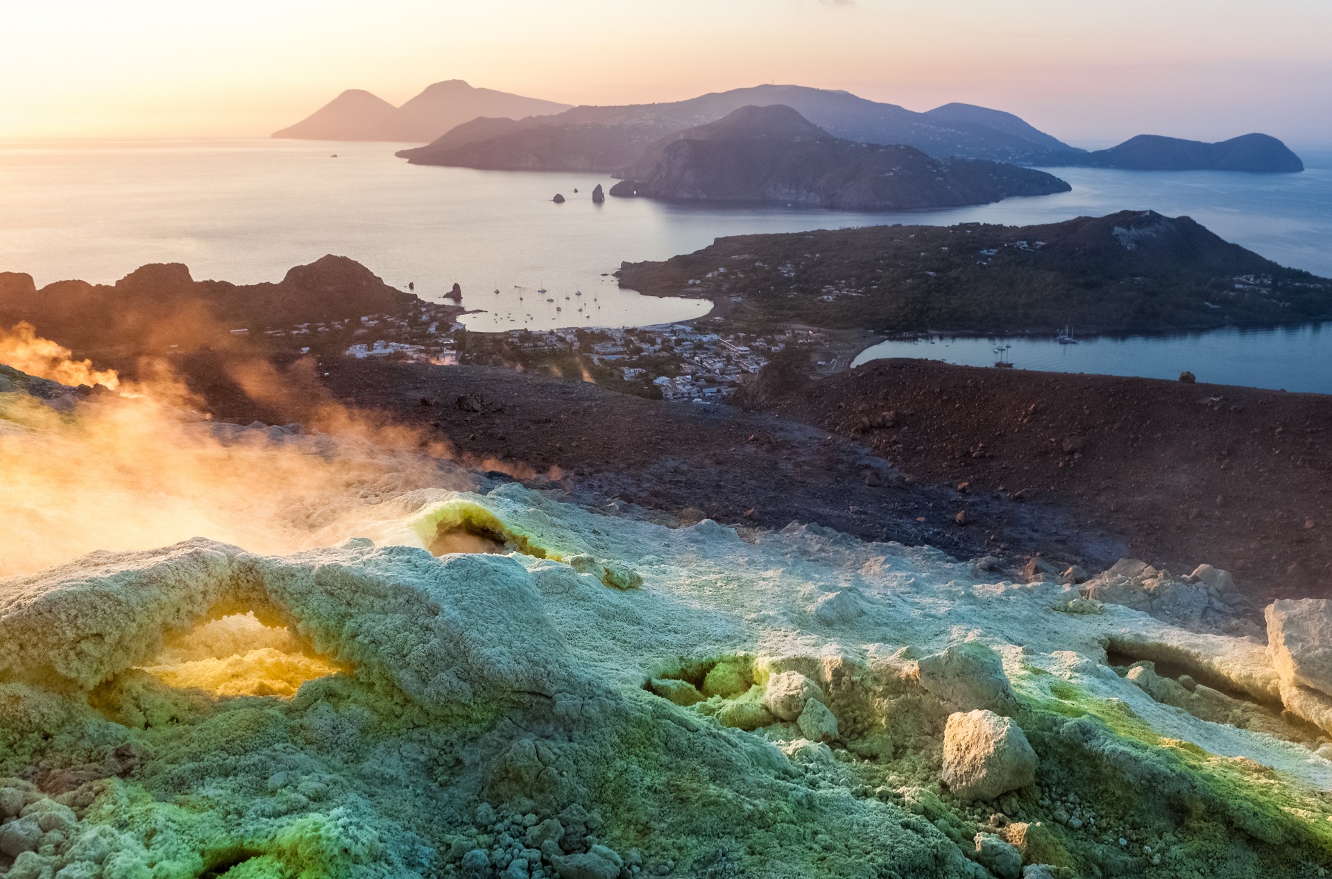 Die Landschaft der Insel Vulcano mit grünem Gestein und aufsteigenden Schwefelwolken wirkt wie von einem anderen Planeten. 