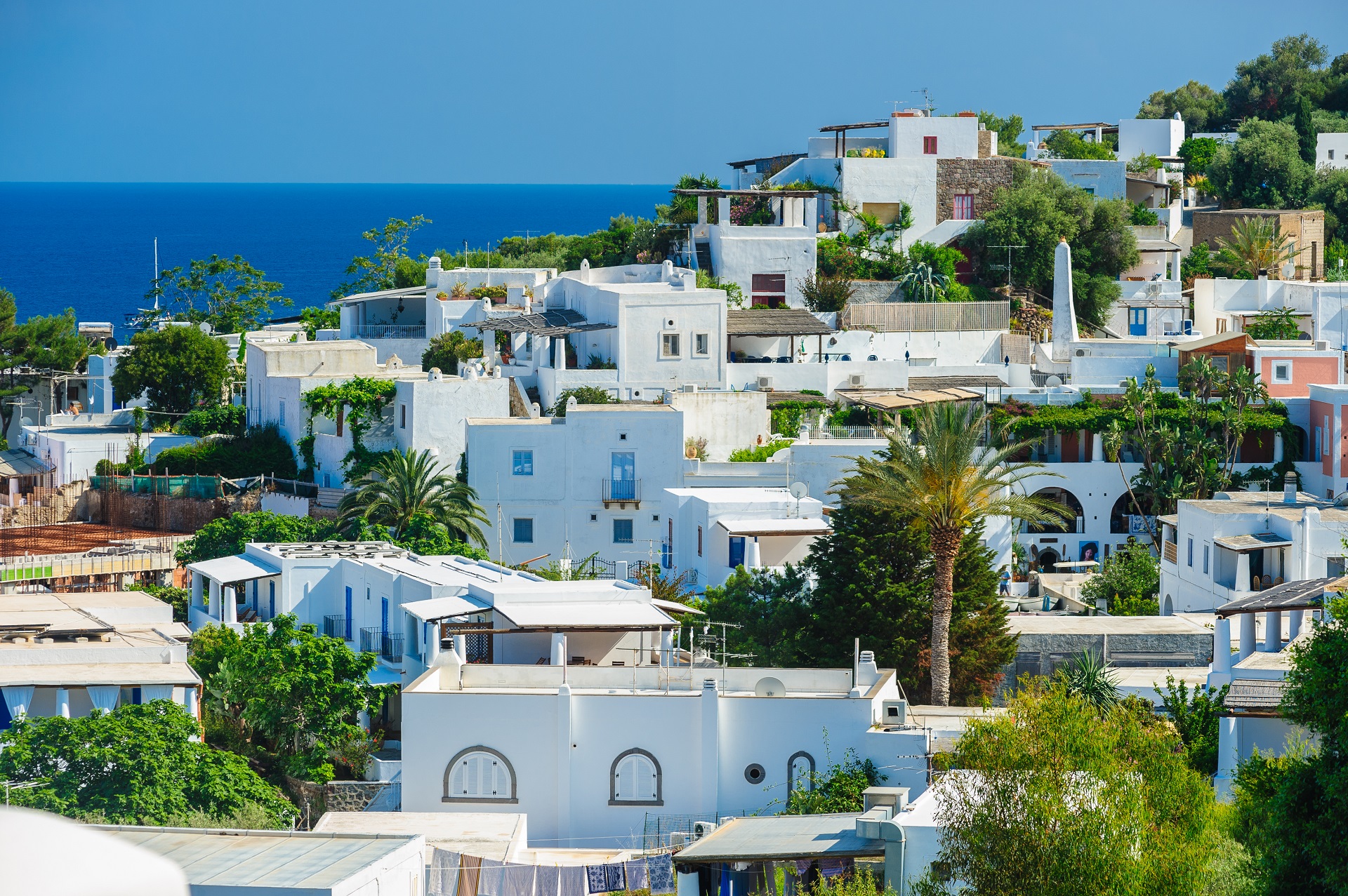 Blick auf die Inseln Panarea mit ihren typisch, strahlend weißen Häusern.