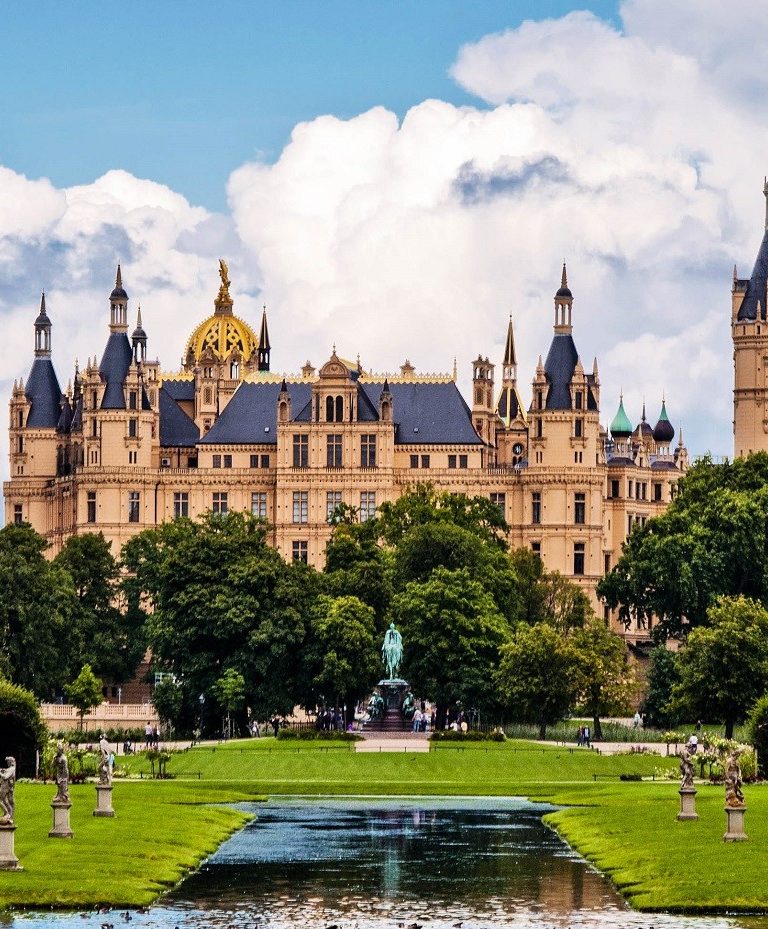 The-beautiful-fairy-tale-castle-in-Schwerin-shutterstock_84962560